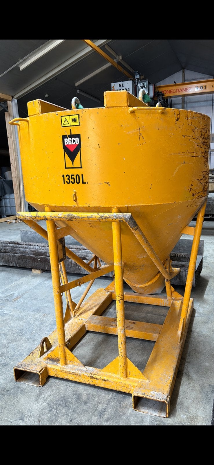 Beton kubel staand 1350 liter, Ophalen, Gebruikt