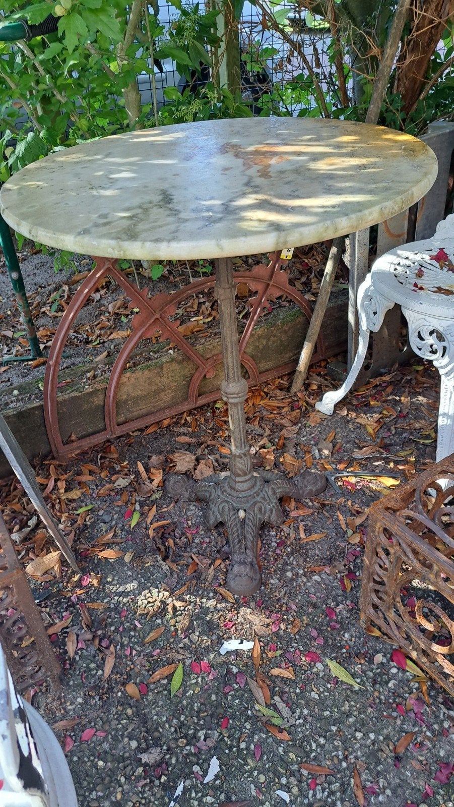 Antieke gietijzeren tuintafel met marmeren blad, Ophalen