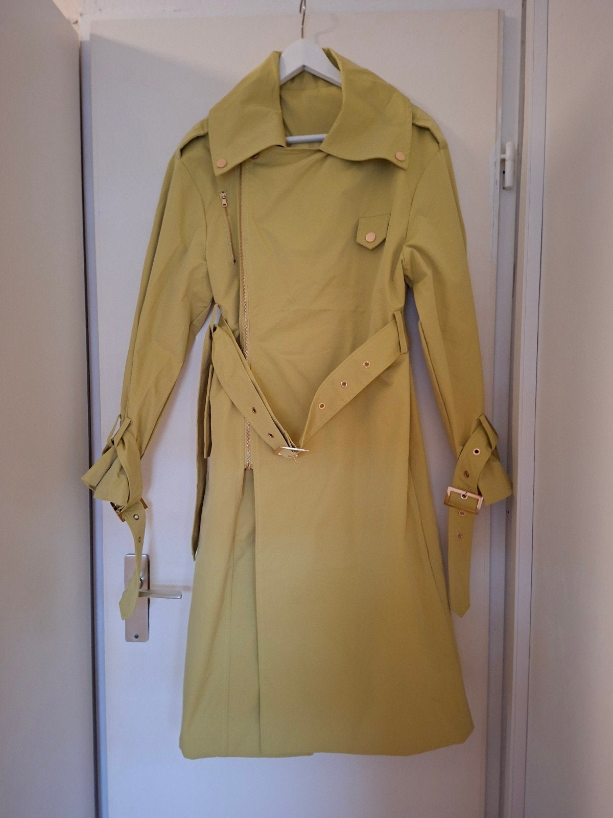 Stijlvolle Gele Trenchcoat - Maat M, Maat 38/40 (M), Geel, Ophalen of Verzenden, Onbekend