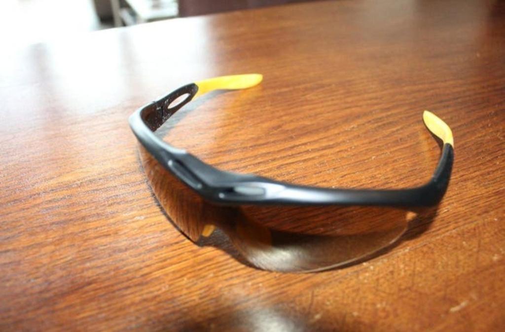 Shimano fietsbril met geel accent en hoesje, Fietsen en Brommers, Fietsaccessoires | Fietskleding, Gebruikt, Dames, Overige maten