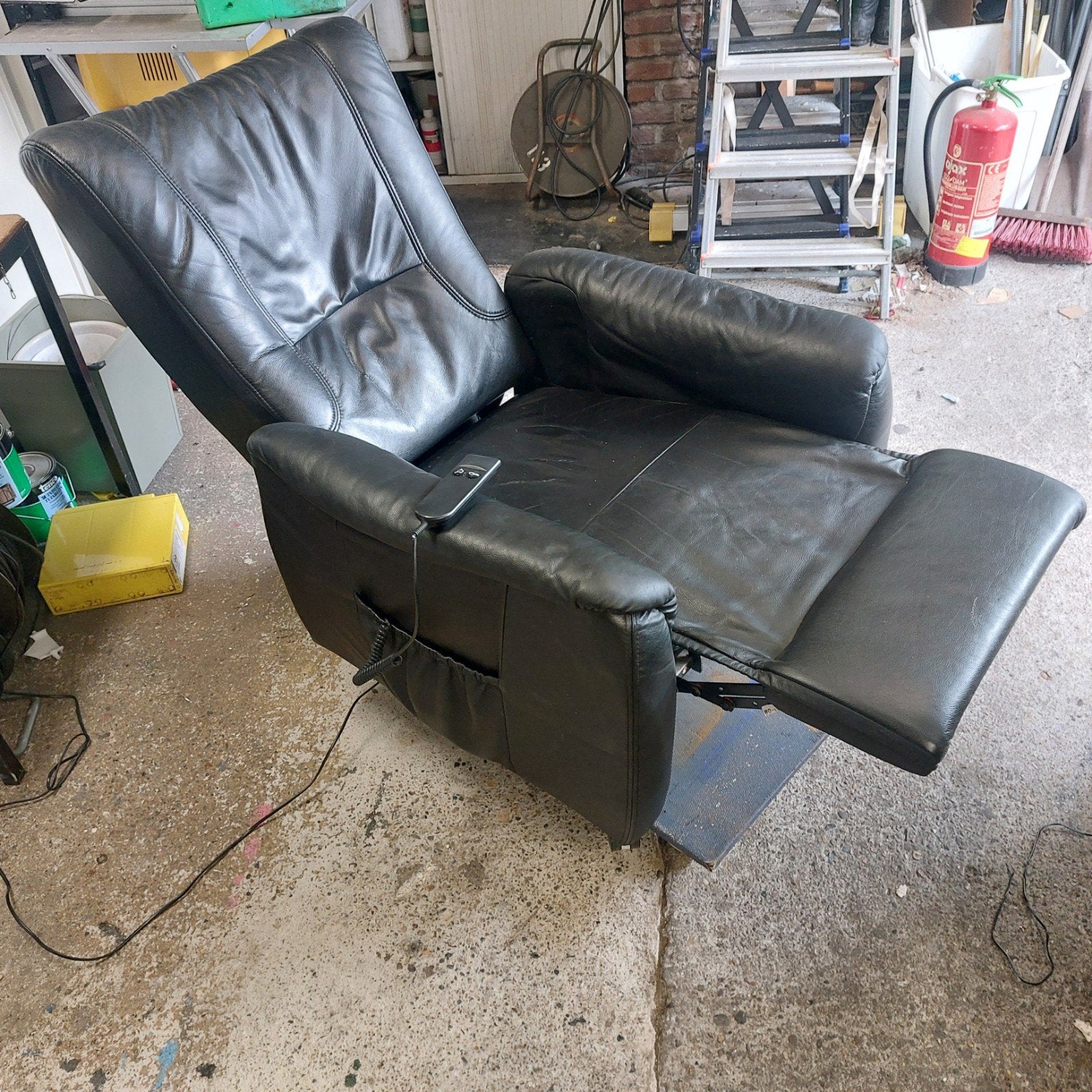 Zwarte Leren sta op stoel met Elektrische Verstelling, Huis en Inrichting, Fauteuils, Gebruikt, 75 tot 100 cm, Ophalen, Modern, Comfort, sta op stoel