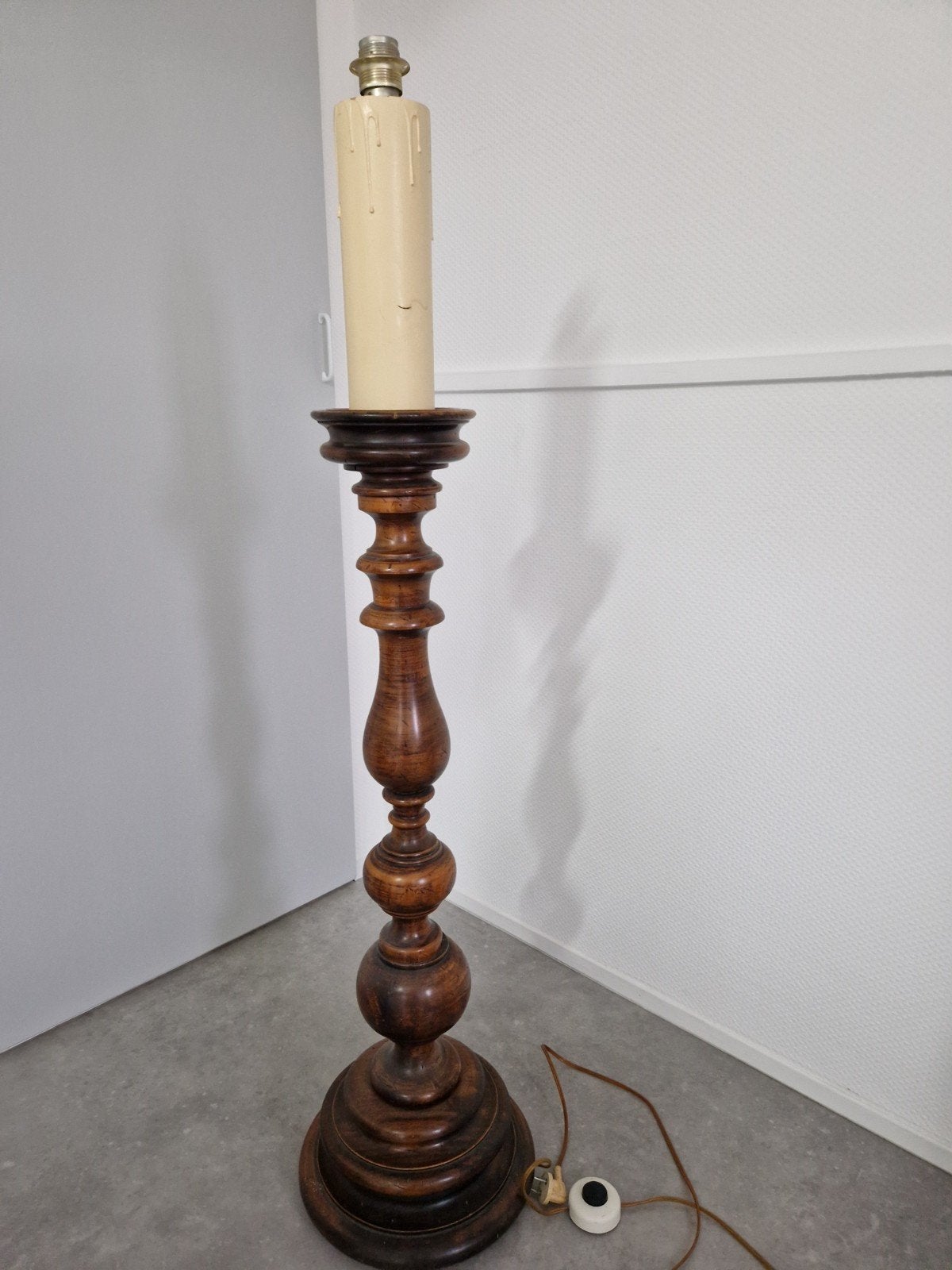 Antieke houten vloerlamp in kandelaarstijl, Ophalen of Verzenden