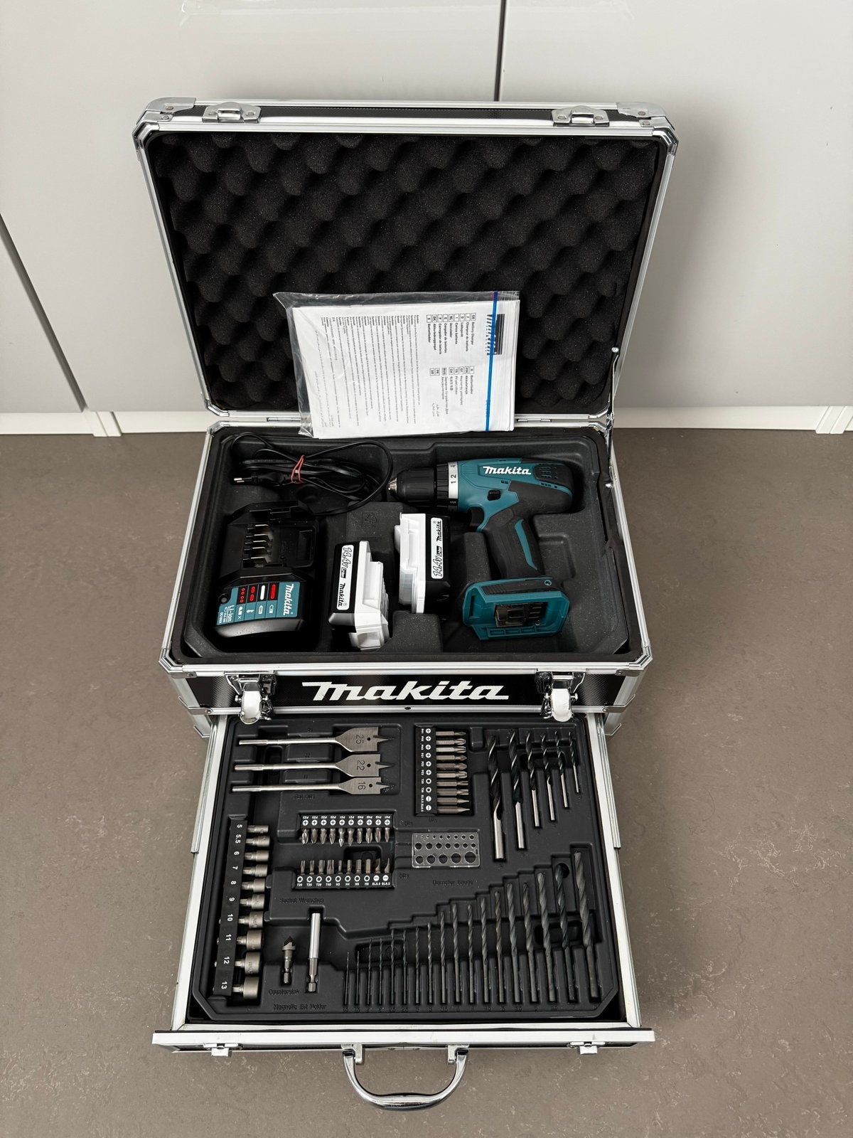 Makita DF347D Accuboormachine met 2xAccu, Koffer en Acc., Variabele snelheid, Ophalen of Verzenden, Minder dan 400 watt, Zo goed als nieuw