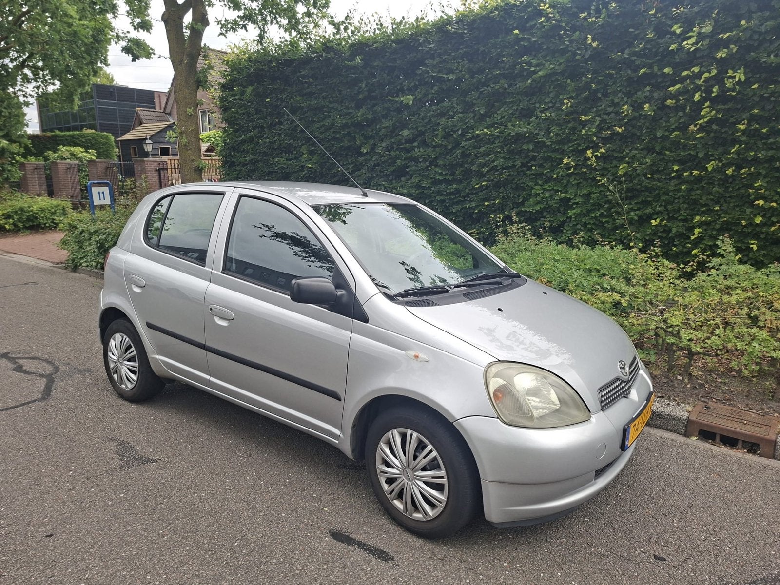 Toyota Yaris 1.3 16V 5DR Linea Luna 2003 Grijs, Auto's, Voorwielaandrijving, Stof, 31 €/maand, 4 cilinders