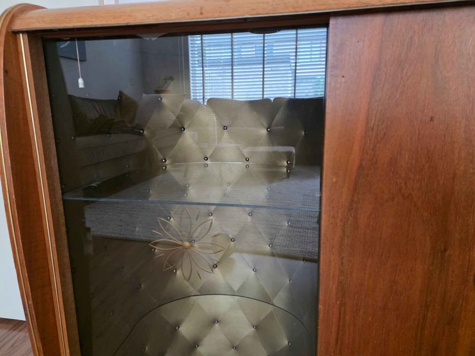 Foto 3 van Vintage dressoir met platenspeler en glazen schuifdeur