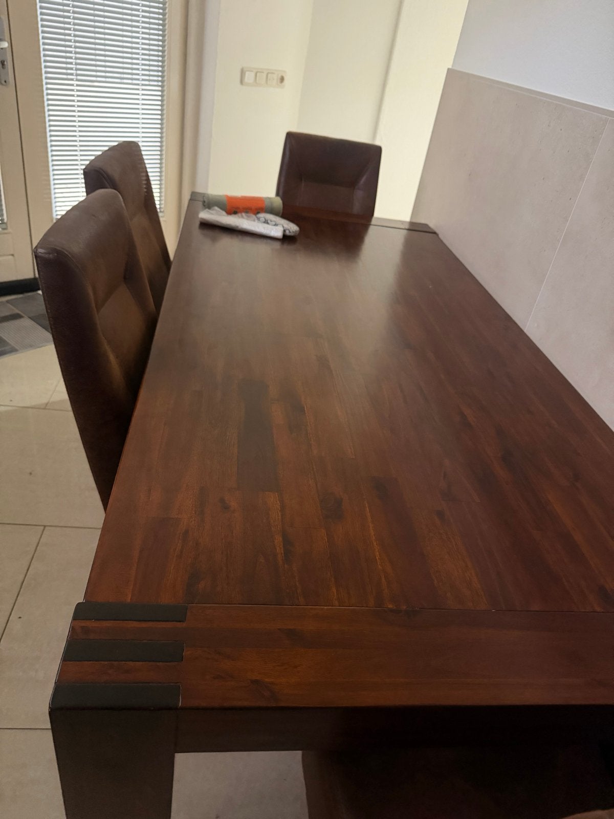 Robuuste houten eethoek met 6 lederlook stoelen, Gebruikt, Vijf personen of meer, 150 tot 200 cm, Rechthoekig