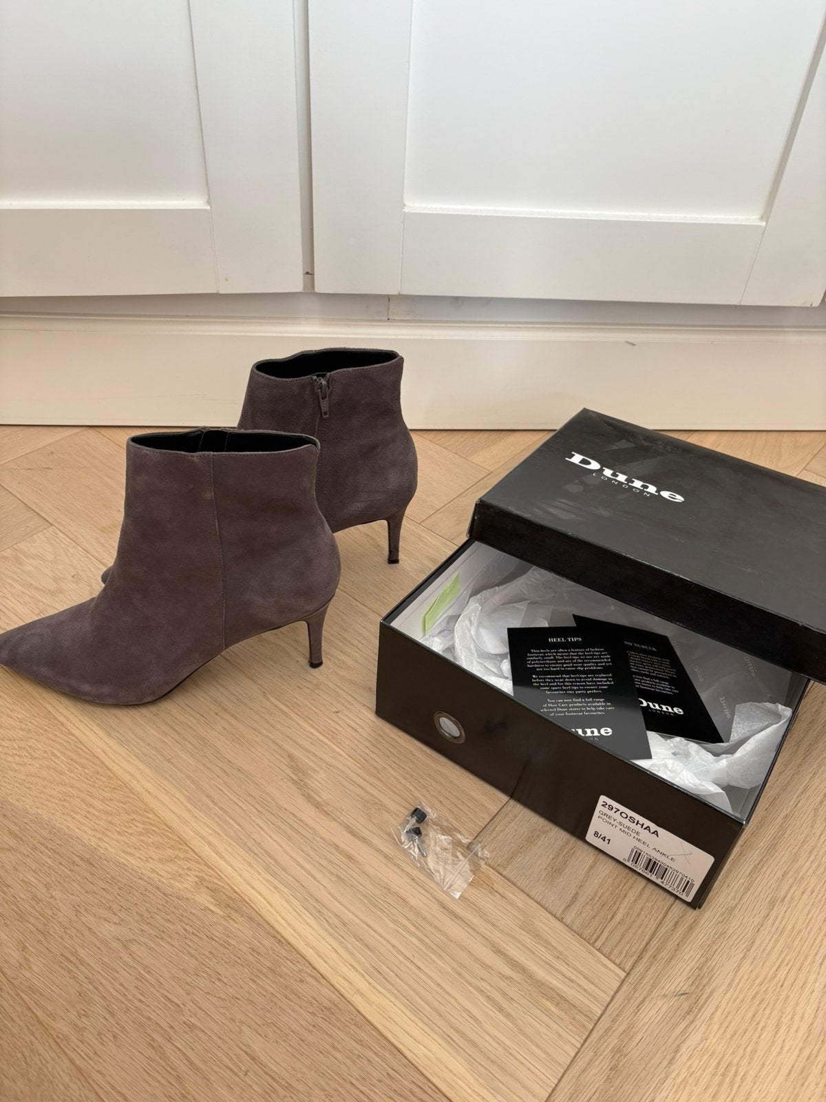 Dune London taupe grijs leren suede enkellaarjes mt 41, Lage of Enkellaarzen, Ophalen of Verzenden, Zo goed als nieuw, Grijs