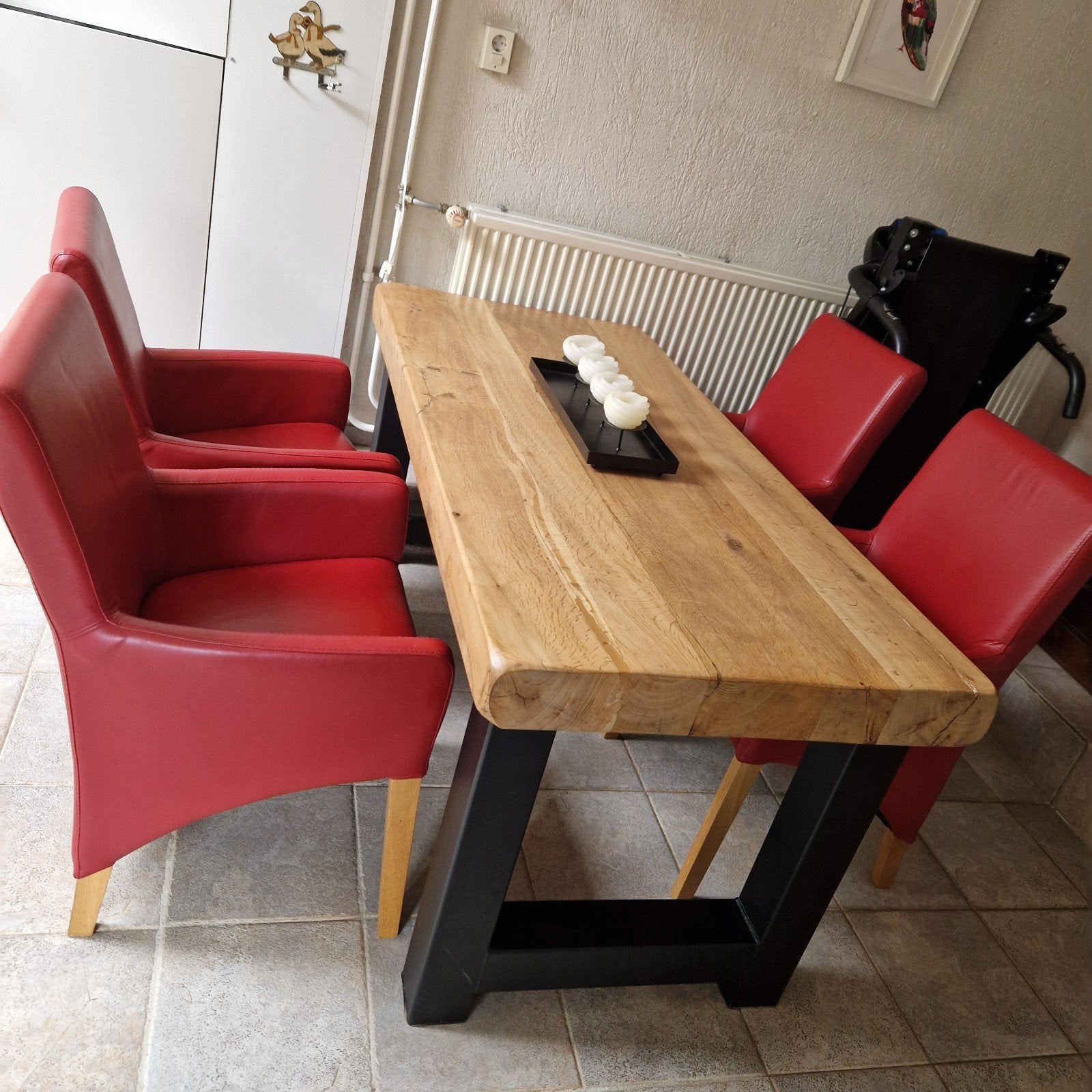Robuuste eettafel met 4 rode stoelen, Gebruikt, 100 tot 150 cm, Industrieel, Modern, 50 tot 100 cm