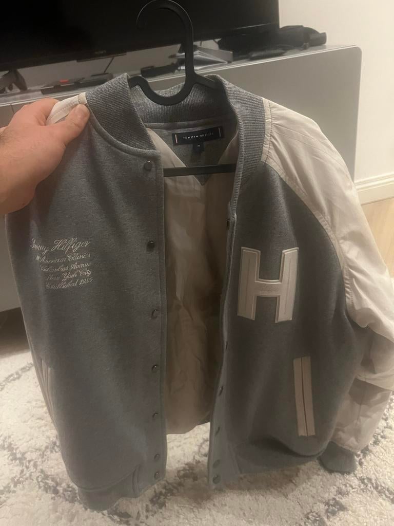 Tommy Hilfiger Varsity Jacket - Maat M, Ophalen, Zo goed als nieuw, Maat 48/50 (M), Grijs