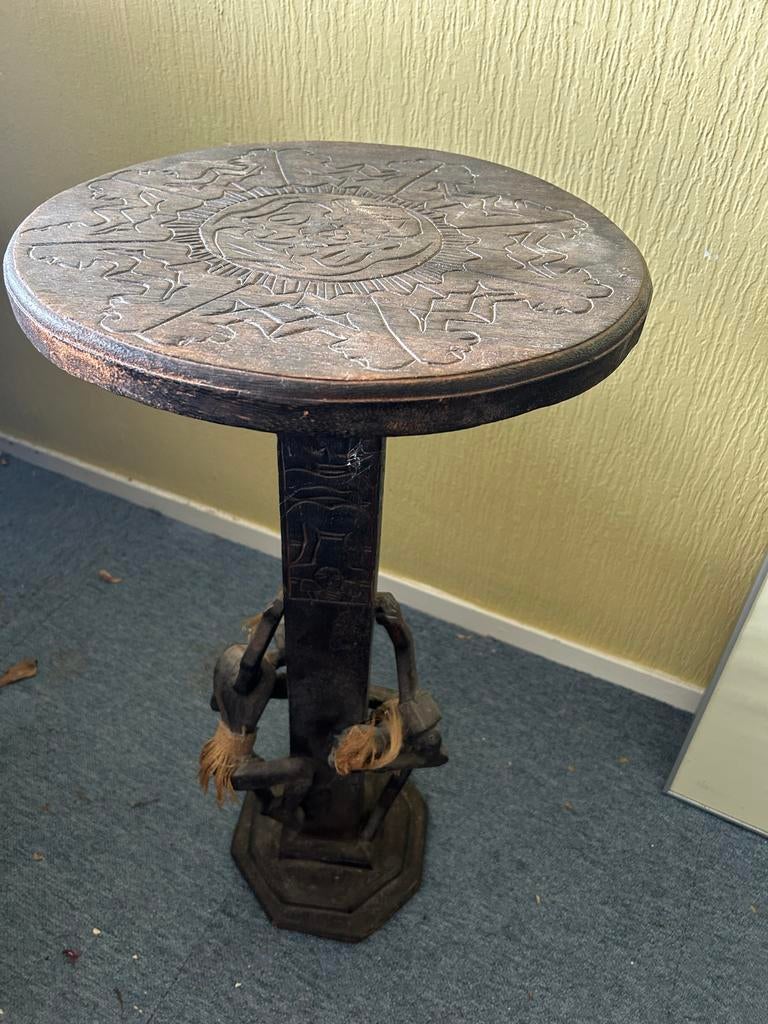 Unieke Bijzettafel met Afrikaanse Houtsnijwerk Details, Ophalen, Minder dan 55 cm, Gebruikt, Rond
