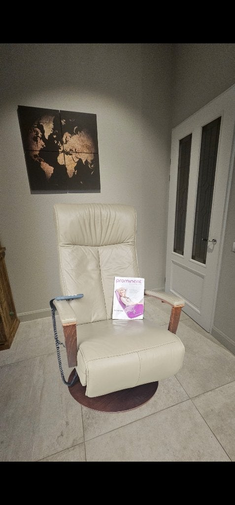 Prominent leren beige kleur sta op relax stoel maat Large, Ophalen, Minder dan 75 cm, Leer, Zo goed als nieuw