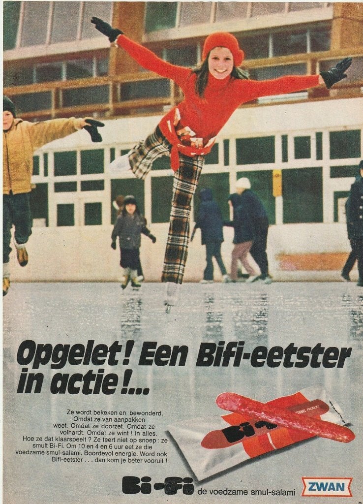 Retro reclame 1972 Bi-Fi worstjes meisje schaatsen ijs, Verzamelen, Verzenden, Overige typen