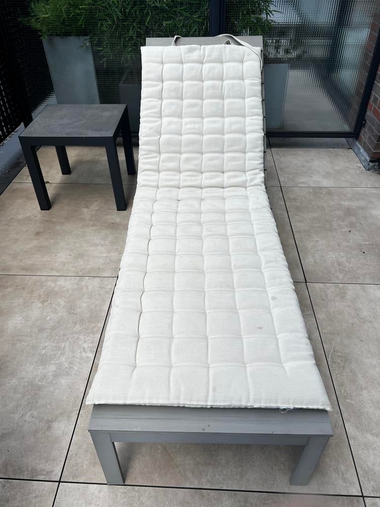 IKEA loungebed met kussen - Goede kwaliteit hout, Tuin en Terras, Ligbedden, Ophalen, Gebruikt, Hout, Verrijdbaar