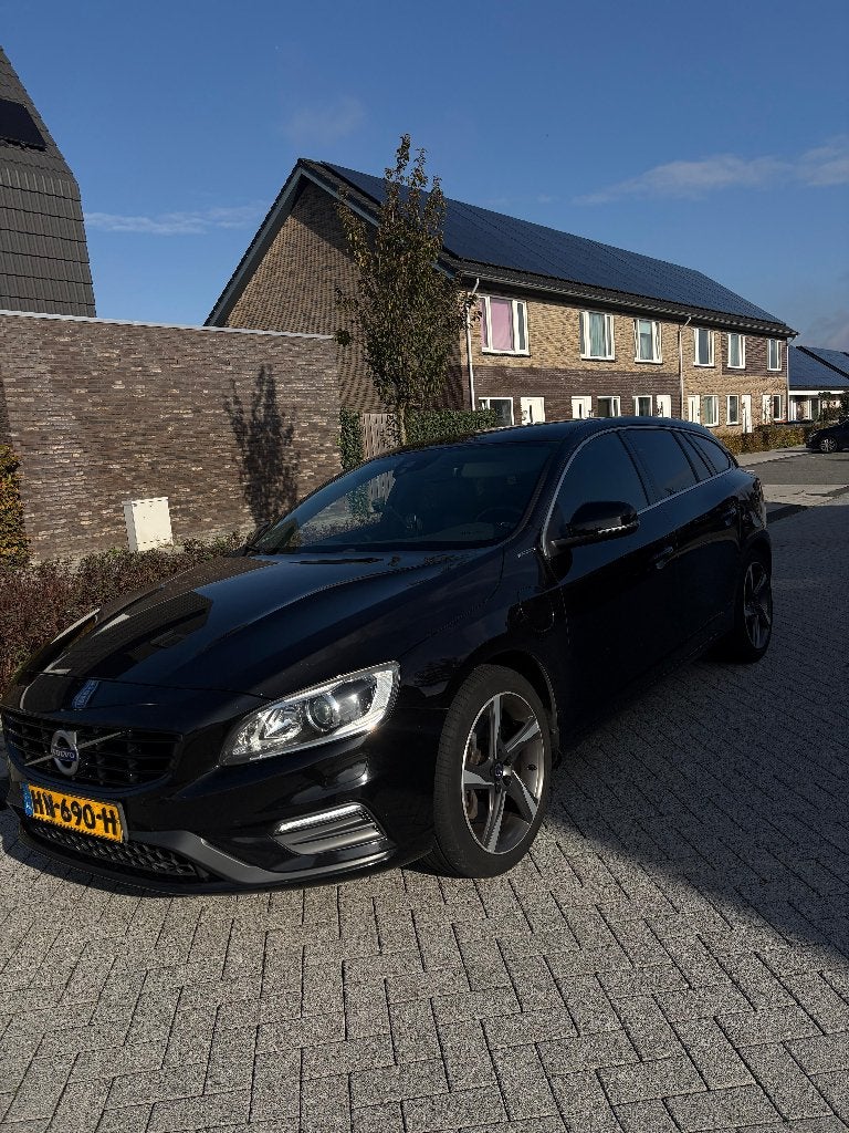 Volvo V60 D6 288pk AWD Plug In Hybrid R-Design | dec 2015, Auto's, Automaat, Dealer onderhouden, 1800 kg, 285 pk