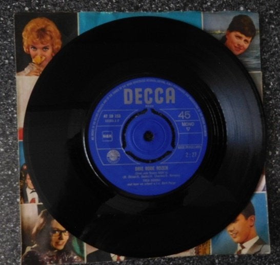 Trea Dobbs - drie rode rozen & een schaduw (vanaf € 1,75), Ophalen of Verzenden, Zo goed als nieuw, 7 inch, Levenslied of Smartlap