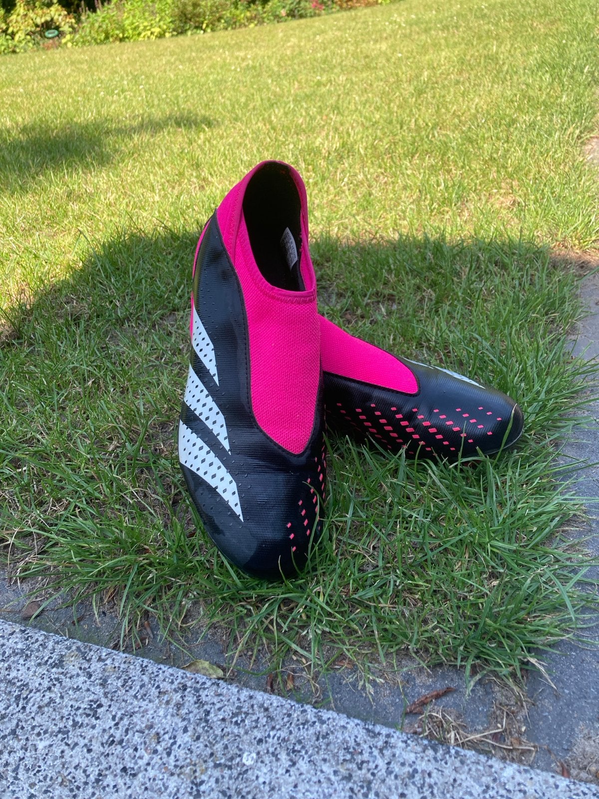 Adidas Predator voetbalschoenen - Zwart/Roze, Maat XS of kleiner, Ophalen of Verzenden, Zo goed als nieuw, Schoenen
