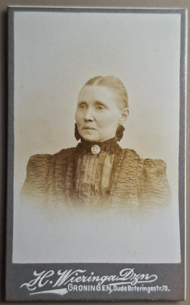 302 cdv vrouw Groningen fotograaf H. Wieringa, Ophalen of Verzenden, Voor 1940, Gebruikt