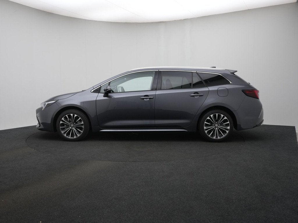 Toyota Corolla Touring Sports Hybrid 200 PK Dynamic || Nieuw, Auto's, Toyota, 12 maanden, Stof, Zwart, 4 cilinders