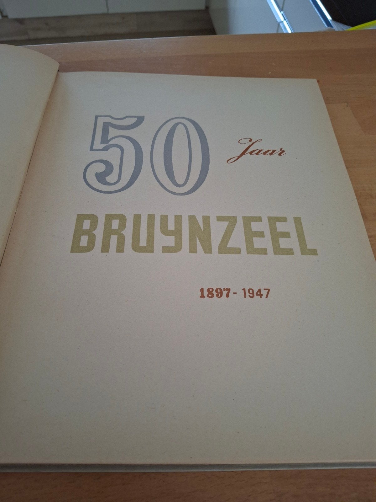 Bruynzeel jubileumboek 50 jaar 1897-1947 - Collectors item, Ophalen of Verzenden, Gelezen, Catalogus
