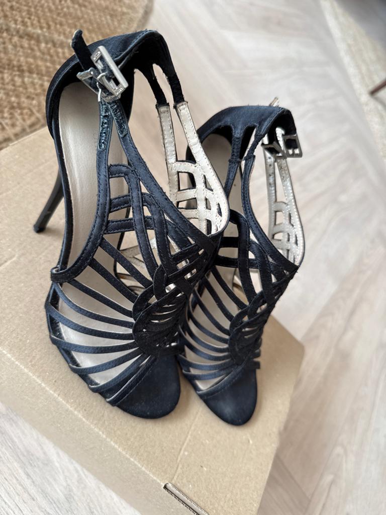 Zwarte Karen Millen peep toe pump. Maat 38, Ophalen of Verzenden, Zo goed als nieuw, Zwart, Schoenen met hoge hakken