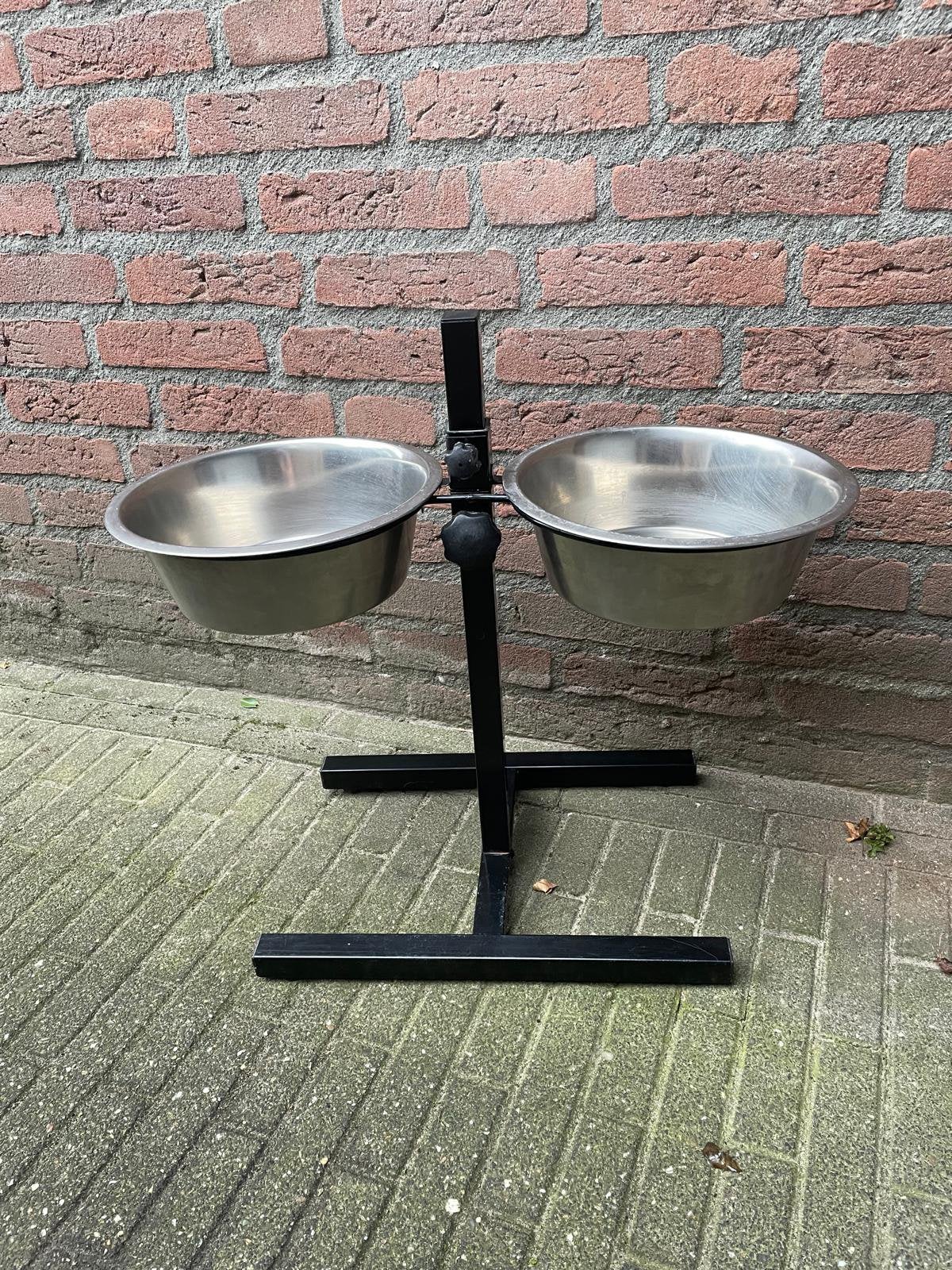 Voer- en drinkbak op standaard., Ophalen, Zo goed als nieuw