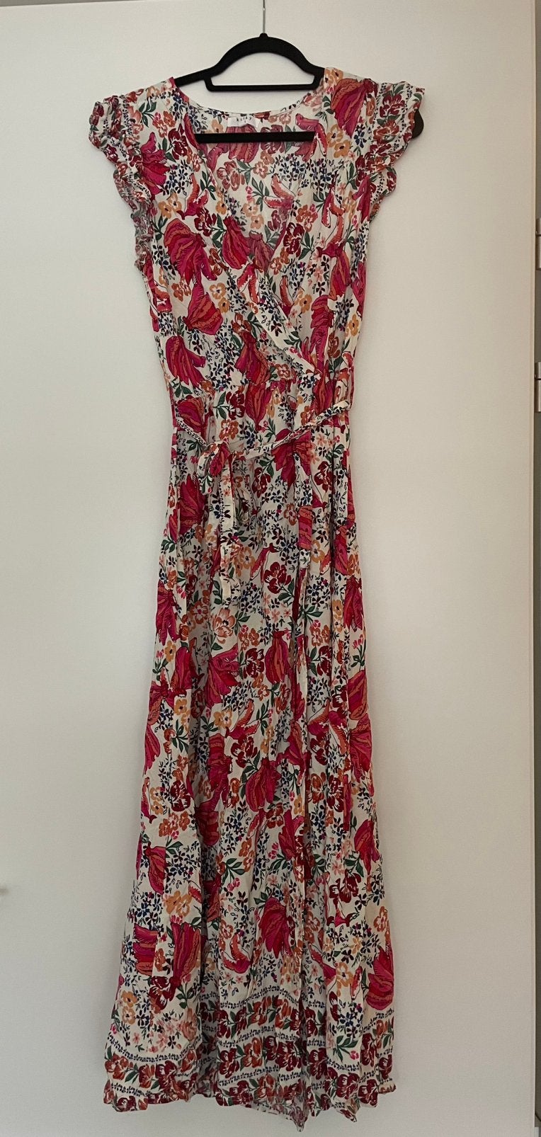 Lange maxi jurk met bloemenprint en ceintuur, Ophalen of Verzenden, Zo goed als nieuw, Rood, Onder de knie
