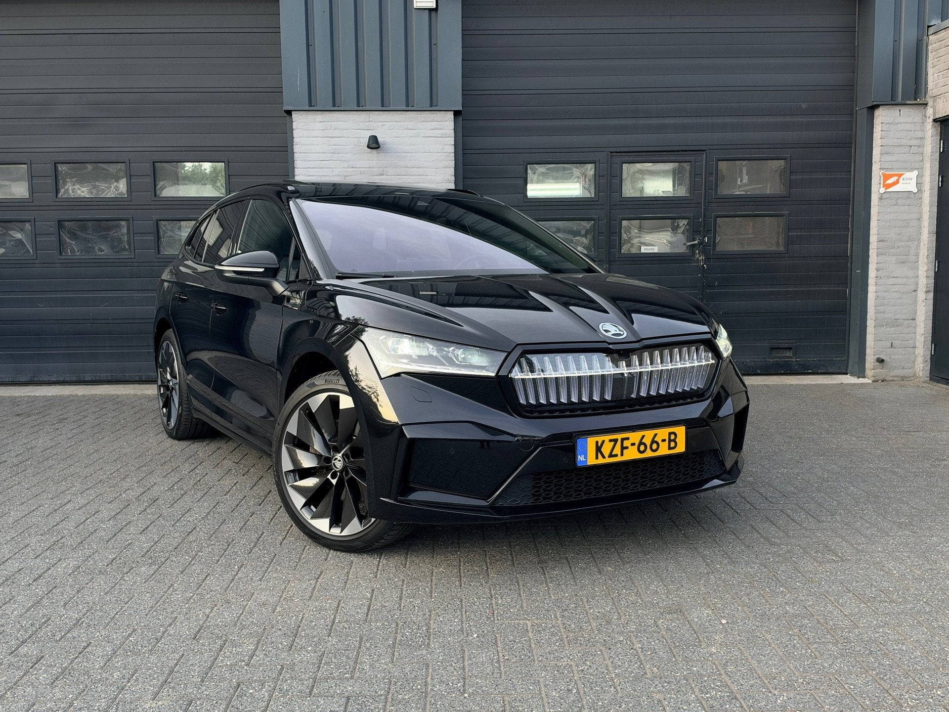 Skoda Enyaq iV 80 Business Edition, Sportline, trekhaak, Pan, Auto's, Automaat, Gebruikt, Overige carrosserieën, Zwart
