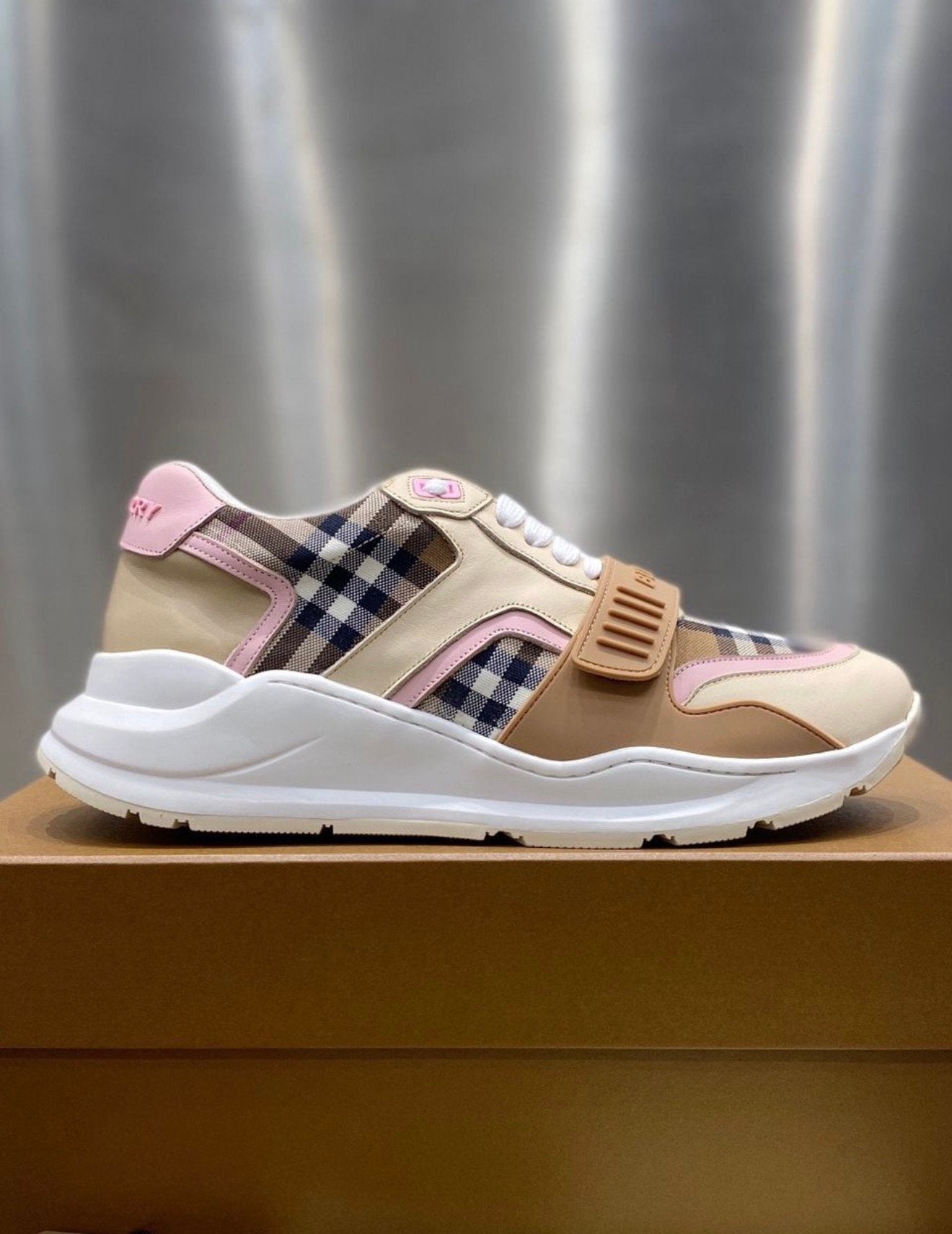 Burberry schoenen heren/dames, Kleding | Dames, Ophalen of Verzenden, Zo goed als nieuw, Sneakers of Gympen