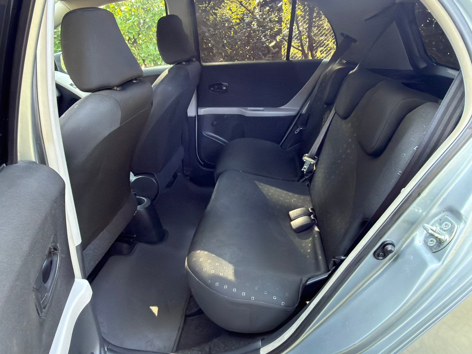 Foto 9 van Toyota Yaris 1.0 12V Vvt-i 5DR  2008 Grijs
