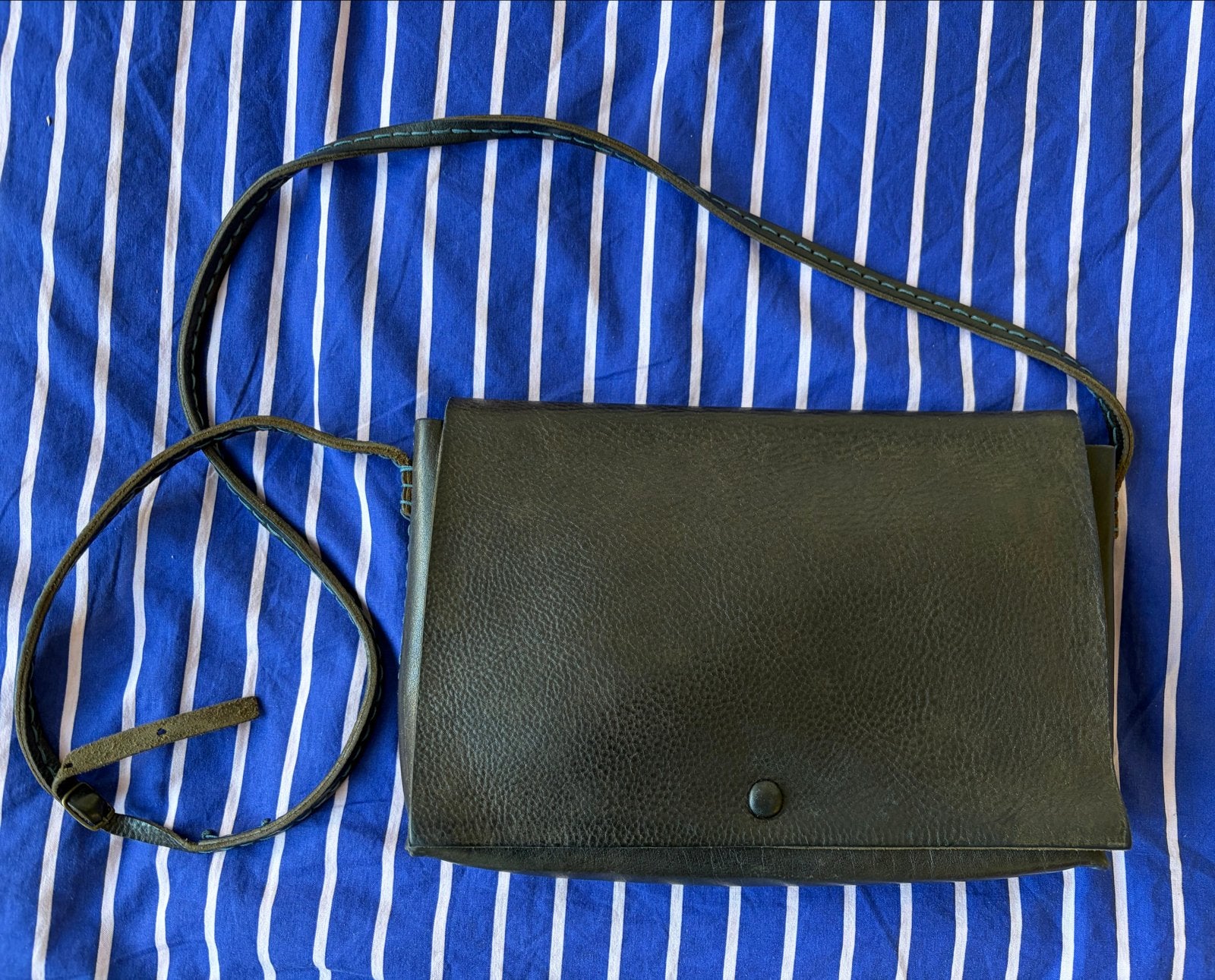 Handgemaakte Zwarte Leren Crossbody Tas met Turquoise Stikse, Ophalen of Verzenden, Gebruikt, Zwart, Schoudertasje