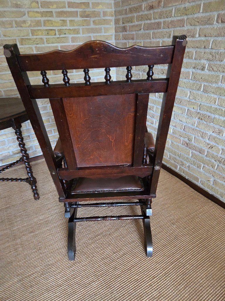 Oude antieke schommelstoel van hout en leer., Ophalen