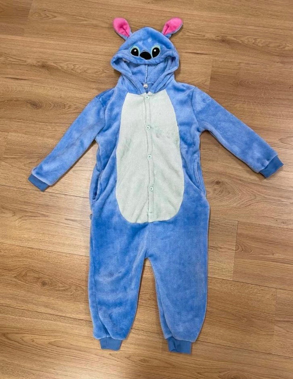 Stitch fleece onesie - maat 116/122, Ophalen of Verzenden, Zo goed als nieuw, Mr. P.J. Troelstraweg 147-A, 8919 AA Leeuwarden