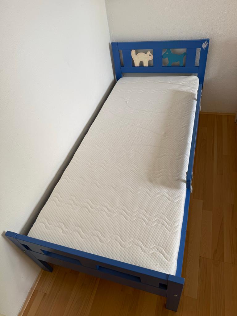 Blauw kinderbed met lattenbodem en matras( cot,mattress), Kinderen en Baby's, Kinderkamer | Bedden, Ophalen, Gebruikt, 70 tot 85 cm