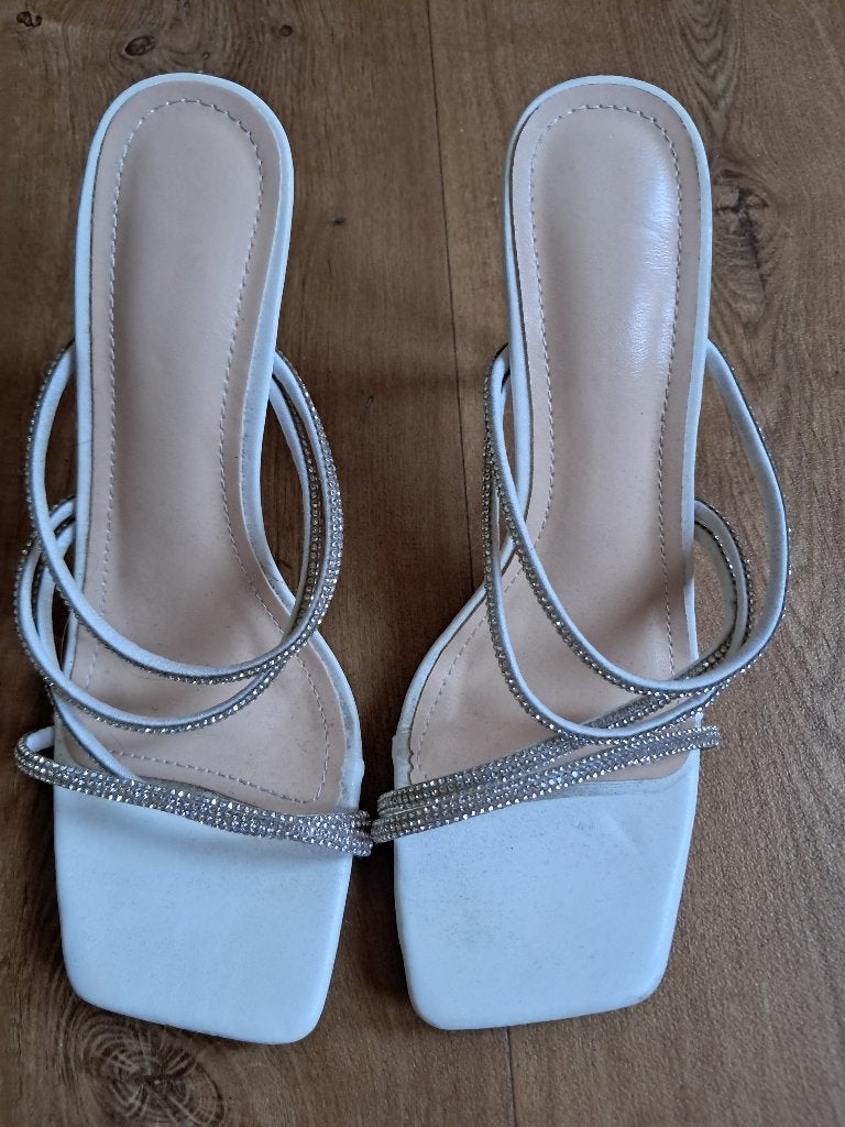 Beige schoenen met naaldhak, maat 38, Beige, Ophalen of Verzenden, Zo goed als nieuw, Schoenen met hoge hakken