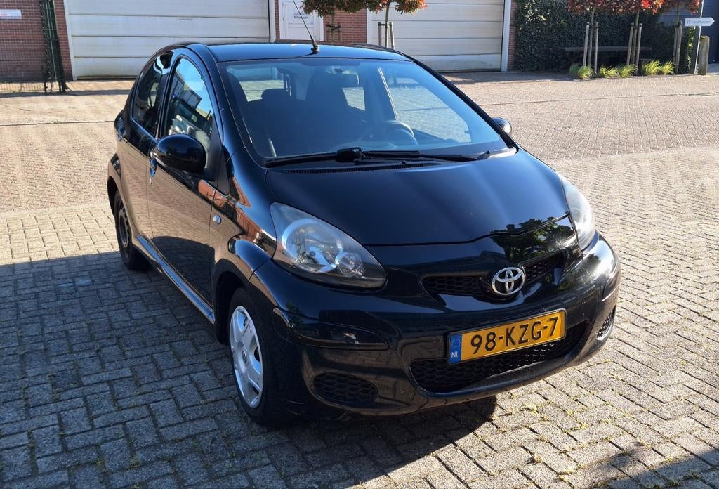 Toyota Aygo 1.0 12V Vvt-i 5DRS 2010 Zwart, Voorwielaandrijving, Stof, Zwart, 4 stoelen