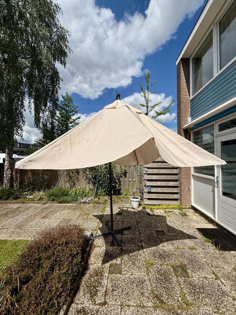 Zweefparasol Garden Impressions incl. opberghoes te koop!, Ophalen, Gebruikt, Kantelbaar, 2 tot 3 meter