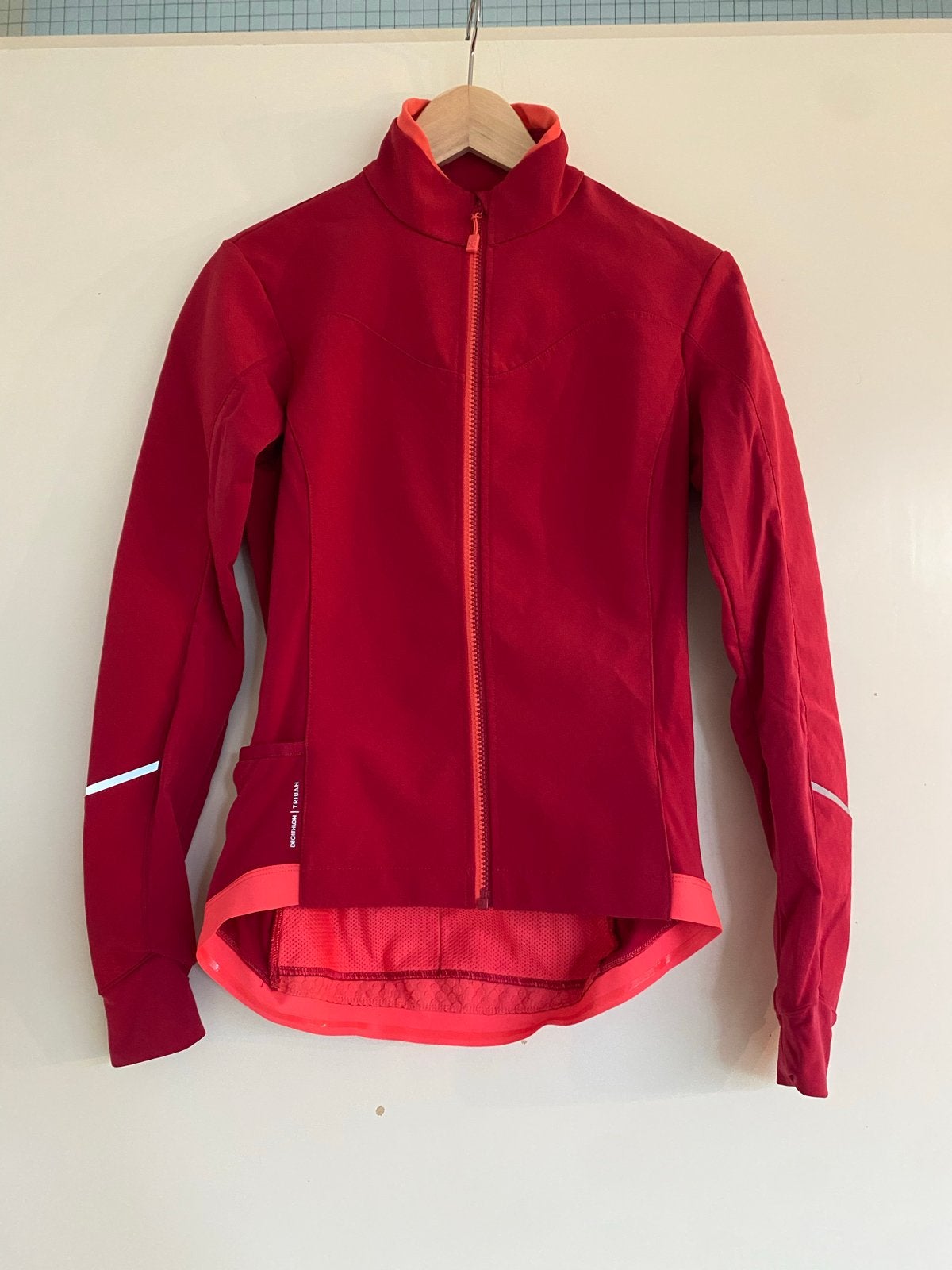 Decathlon Triban Fietsjack Rood/roze - Nieuw, Nieuw, Ophalen of Verzenden, Hardlopen of Fietsen, Maat 34 (XS) of kleiner