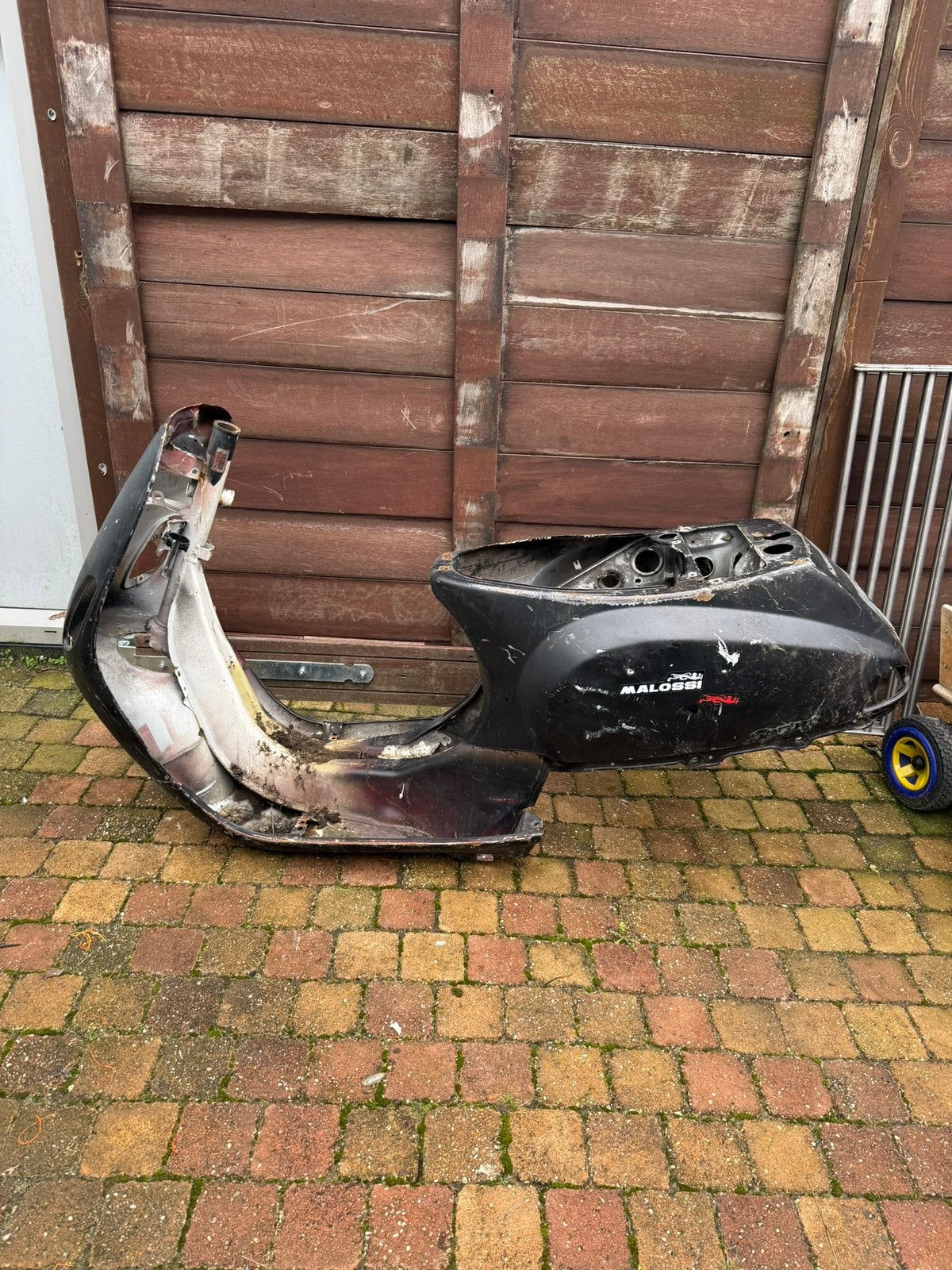 Vespa lx/s frame zonder 123 voor schadeherstel harde bodem, Fietsen en Brommers, Snorfietsen en Snorscooters, Zo goed als nieuw