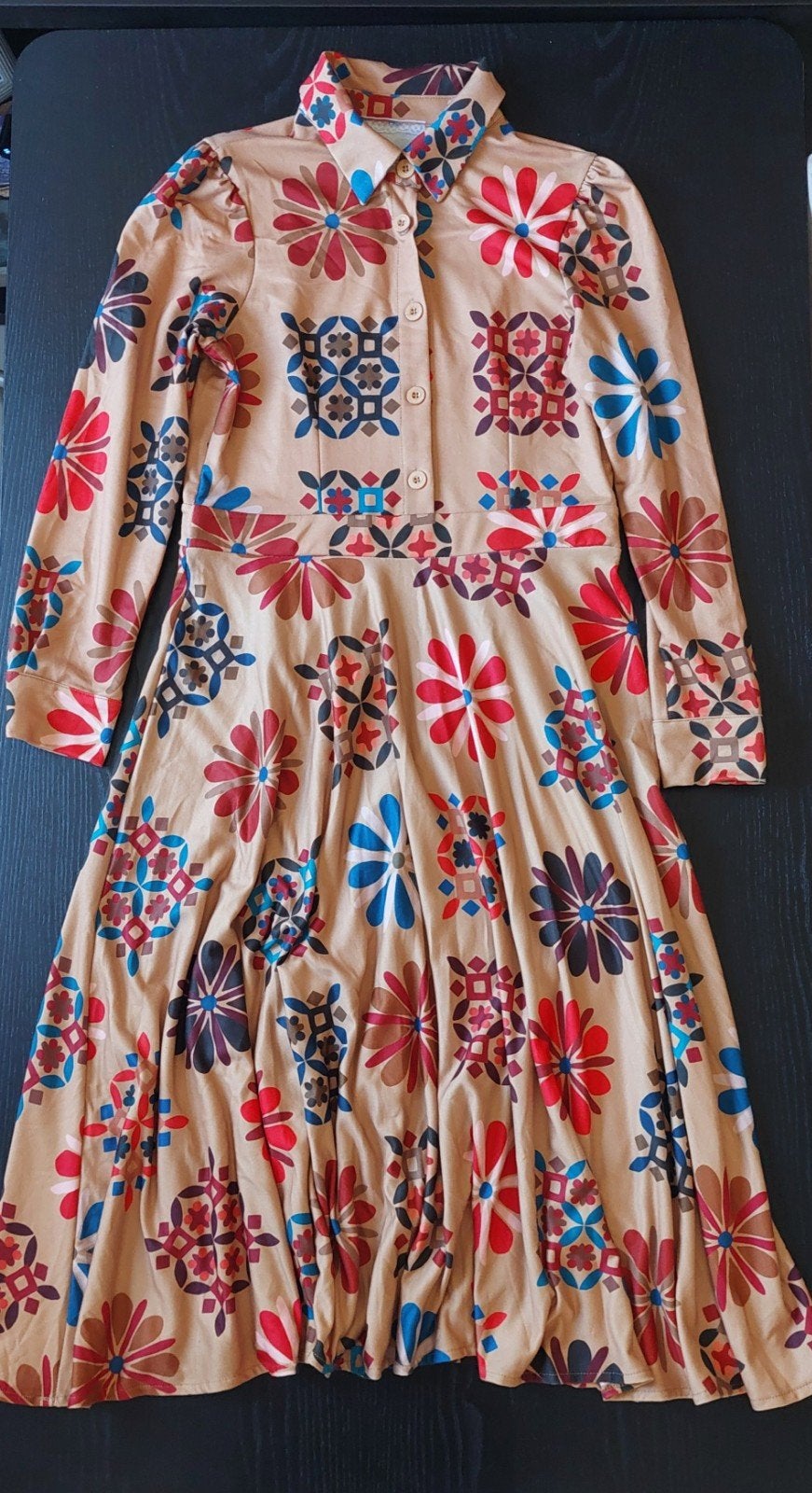 Bijzondere kleurrijke jurk. Maat 42, Kleding | Dames, Ophalen of Verzenden, Nieuw, Maat 42/44 (L), Onder de knie