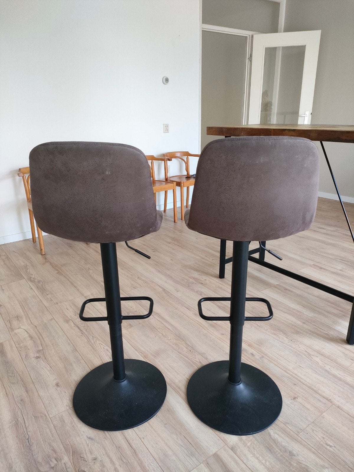 Suede barkrukken, Huis en Inrichting, Ophalen, Gebruikt, 90 cm of meer, 2 krukken