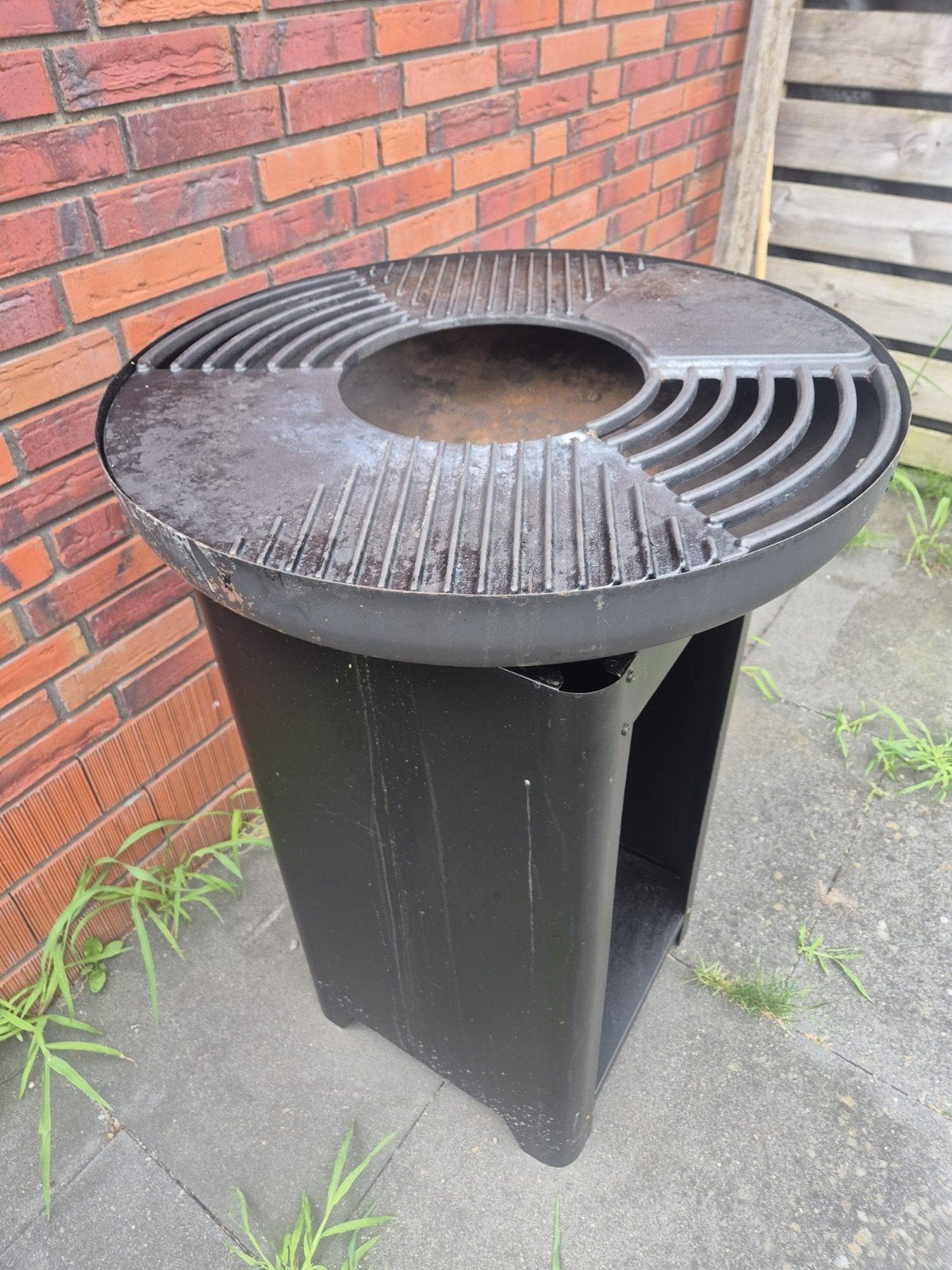 BBQ vuurschaal met grillrooster en onderstel, Ophalen, Gebruikt