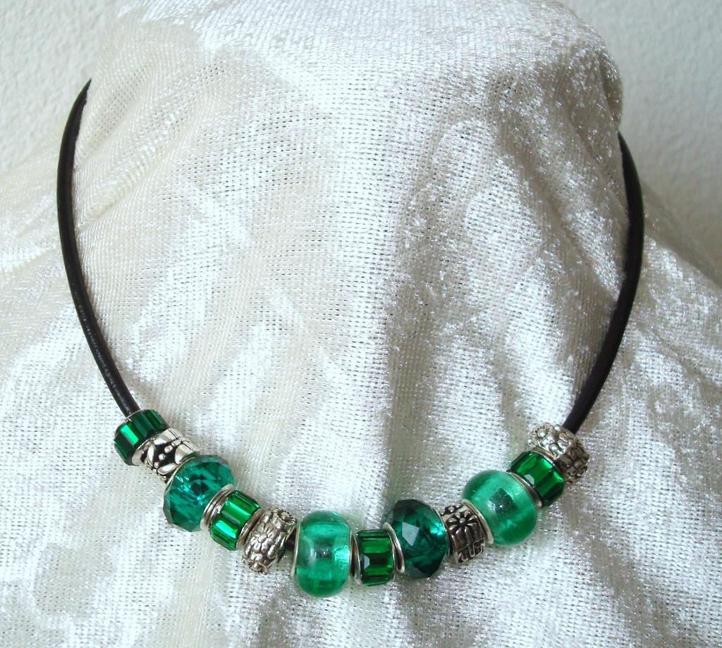 SALE: Leren ketting met bedels in hardgroen, Info.adorabeads@gmail.com, Overige materialen, Want 18 Hoogvliet, Adorabeads