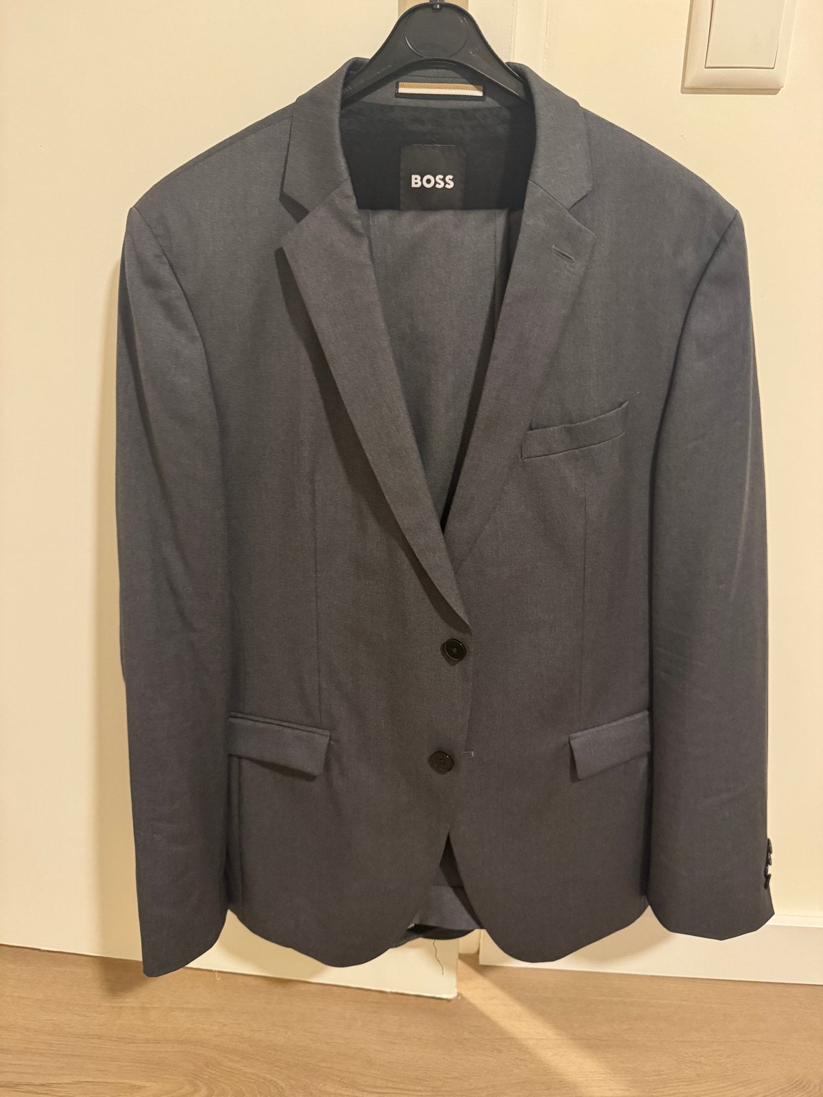 Hugo Boss pak - Grijs - Maat 52 (L), Ophalen of Verzenden, Zo goed als nieuw, Maat 52/54 (L), Grijs