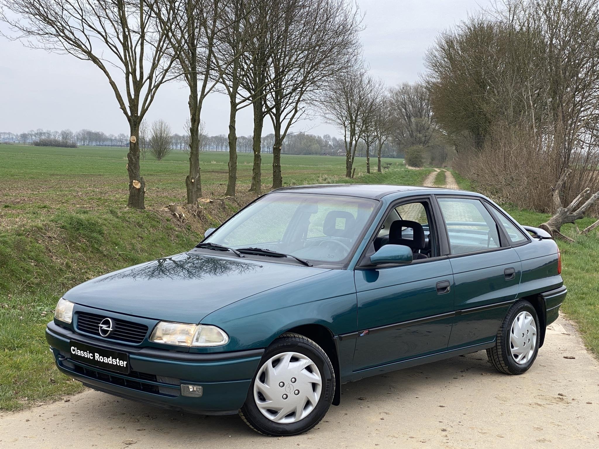 Opel Astra F 1.6i Fresh SEDAN NL AUTO, 83.500KM, Auto's, Opel, Voorwielaandrijving, Stof, 4 cilinders, Blauw