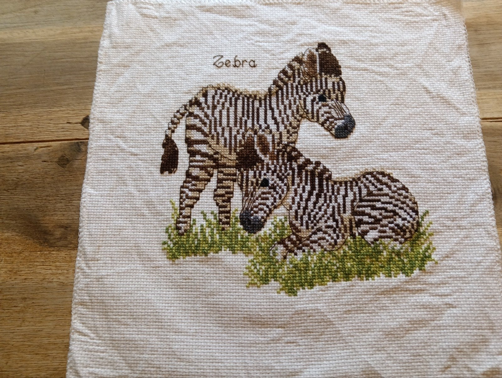 Geborduurd schilderij: Twee zebra's in het gras, Ophalen of Verzenden, Zo goed als nieuw, Handborduren, Overige typen