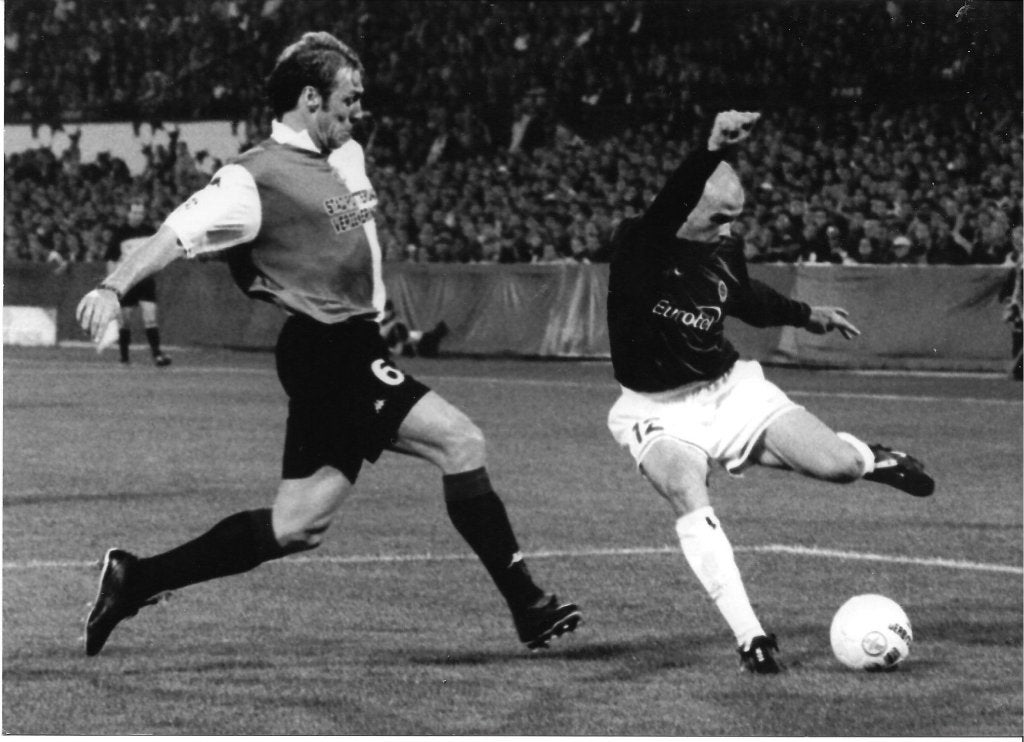persfoto Piet Bouts 17-10-2001 Feyenoord - Sparta Praag 2x, Verzamelen, Verzenden, Zo goed als nieuw, Feyenoord, Poster, Plaatje of Sticker