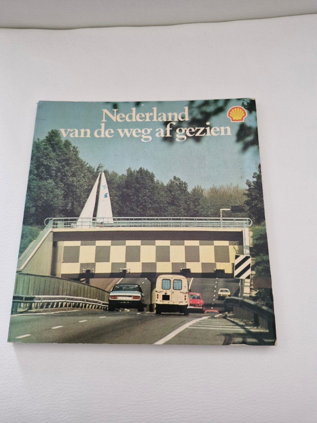 Nederland van de weg af gezien - Reisgids Shell, Boeken, Ophalen of Verzenden, Reisgids of -boek, Benelux, Gelezen