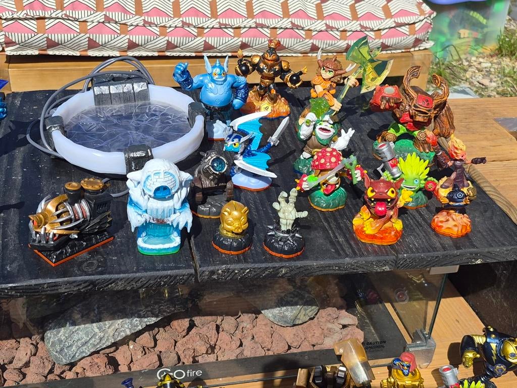 Skylanders figuren, portal en tas aangeboden, 2 spelers, Zo goed als nieuw, Vanaf 7 jaar, Ophalen