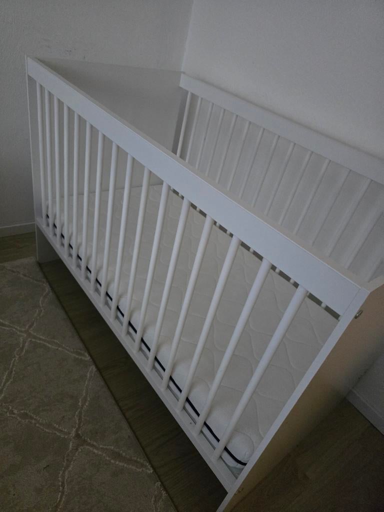 Wit babybedje met matras - ideaal als logeerbed, Ophalen of Verzenden, Zo goed als nieuw, Ledikant