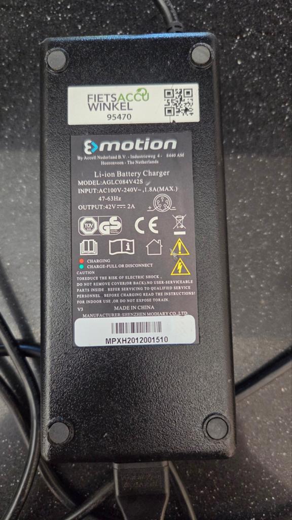 E-motion Li-ion Acculader 2A (5-pins), Fietsen en Brommers, Fietsaccessoires | Fietsaccu's, Zo goed als nieuw, Ophalen